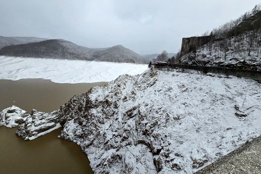 Ninge ca în povești la Vidraru. Imagini cu peisajul de basm