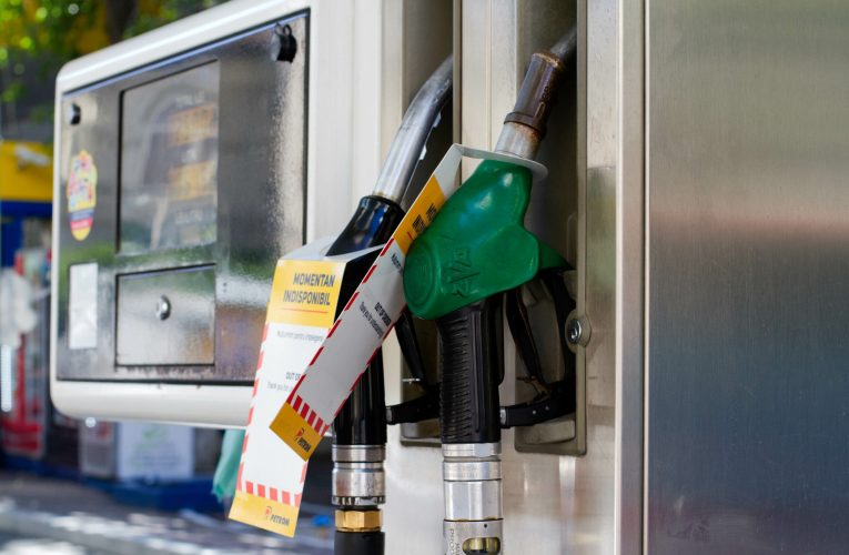 „Noaptea scumpirilor”. România intră în 2026 cu accize majorate la pompă și la raft. Iată cu cât cresc lucrurile