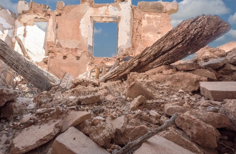 O clădire cu două etaje s-a prăbușit. Trei persoane au murit, inclusiv un copil