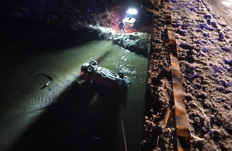 O mașină a rupt parapetul pe un pod din Vâlcea și a ajuns în râu