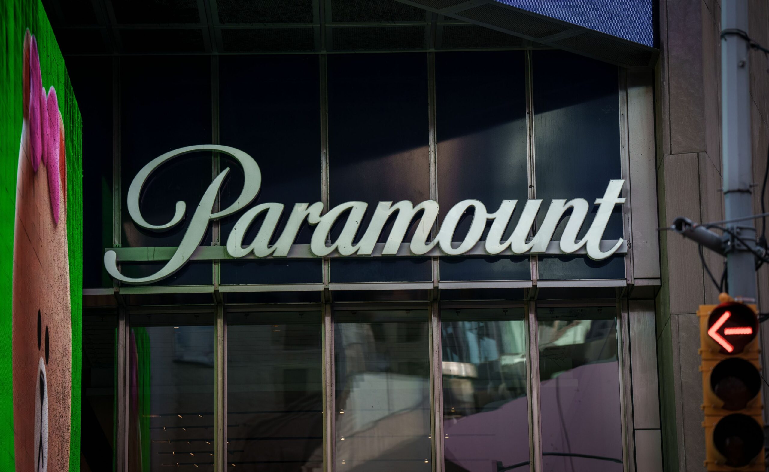 Paramount atacă: ofertă ostilă pentru achiziția Warner Bros. Discovery, în ciuda pactului cu Netflix