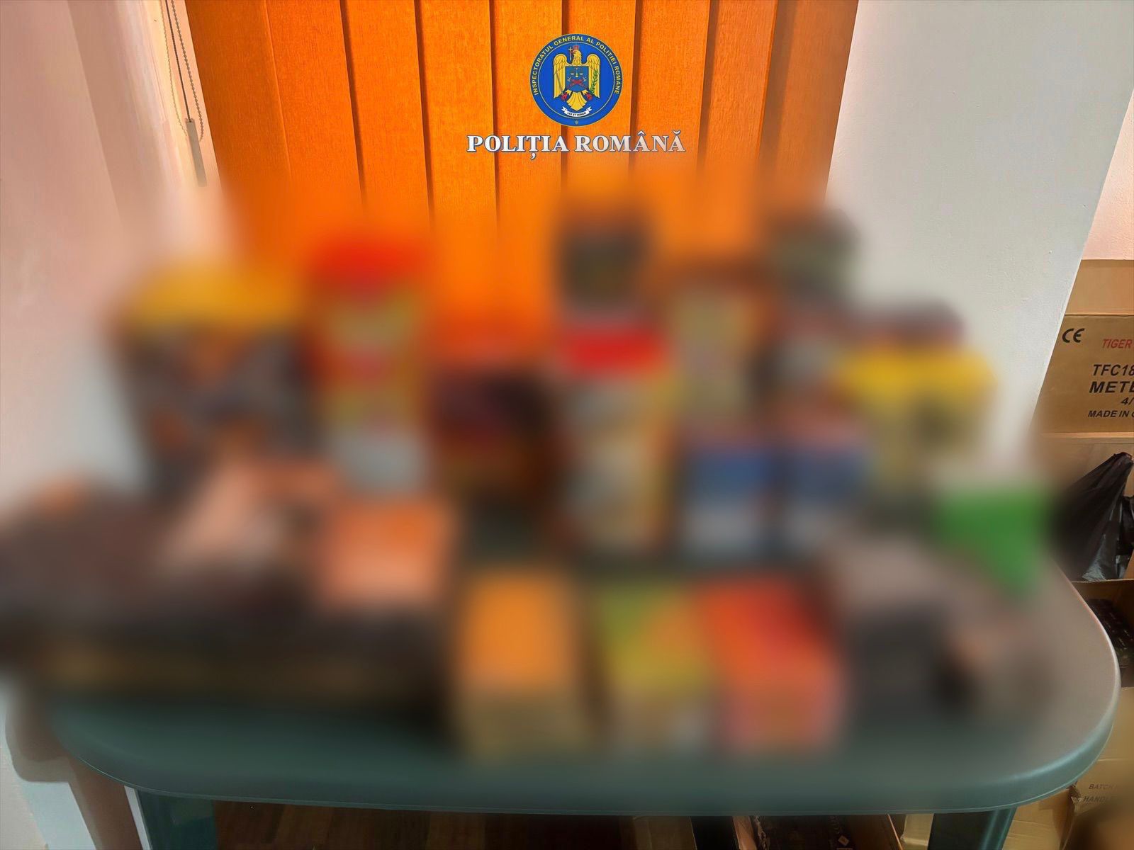 Percheziții în Dâmbovița: Polițiștii au găsit aproape o tonă de petarde și artificii