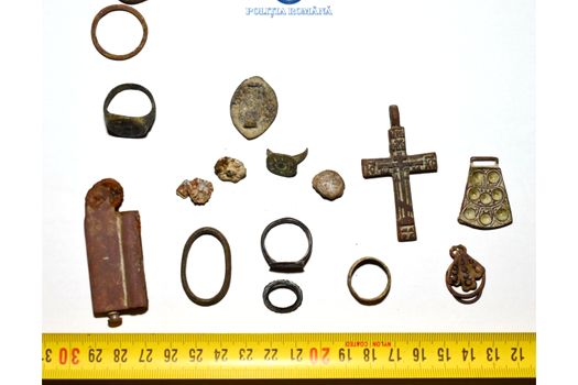 Percheziții în Neamț într-un dosar privind utilizarea ilegală a detectoarelor de metale și furt de bunuri arheologice