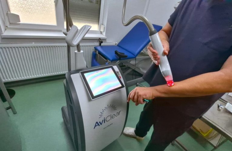 Premieră în sistemul medical din România. Unde se află singurul aparat laser de ultimă generație care tratează acneea