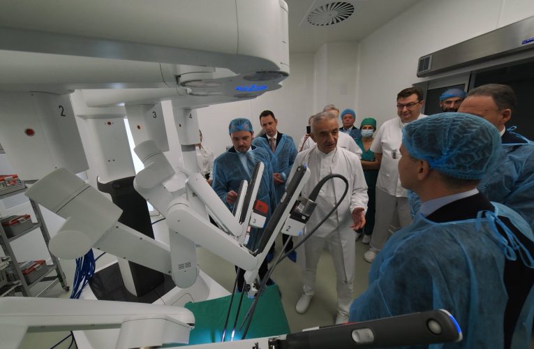 Primele intervenții de chirurgie robotică după lansarea programului da Vinci Xi la Cluj-Napoca