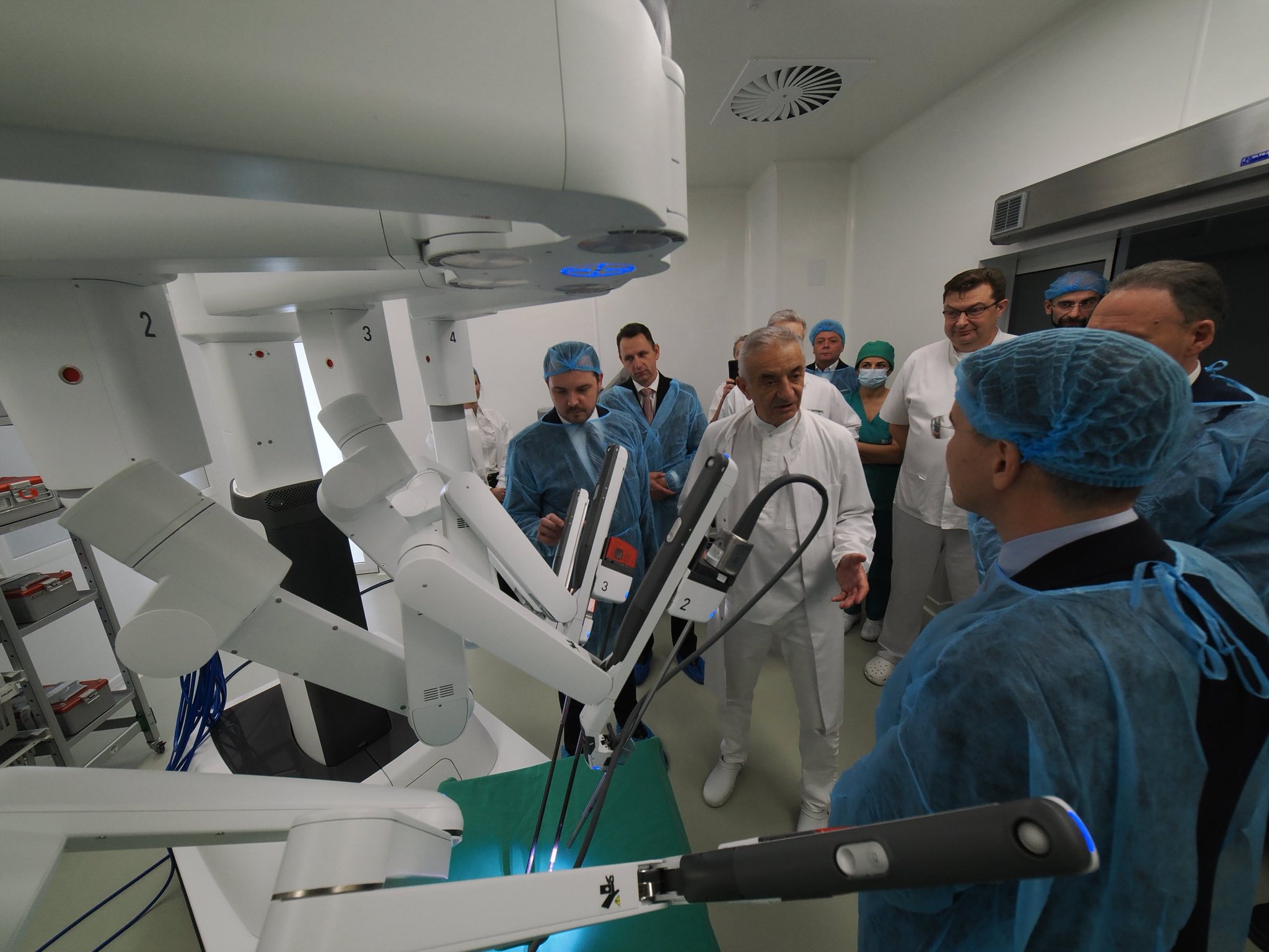 Primele intervenții de chirurgie robotică după lansarea programului da Vinci Xi la Cluj-Napoca