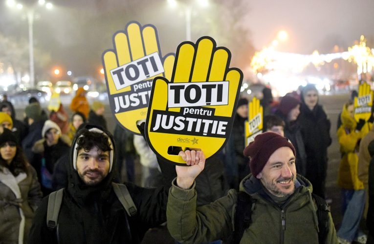 Protest la Cotroceni în ziua consultărilor pe Justiție. Declic anunță „protestul colind”: „Colindăm, justiția să reparăm!”