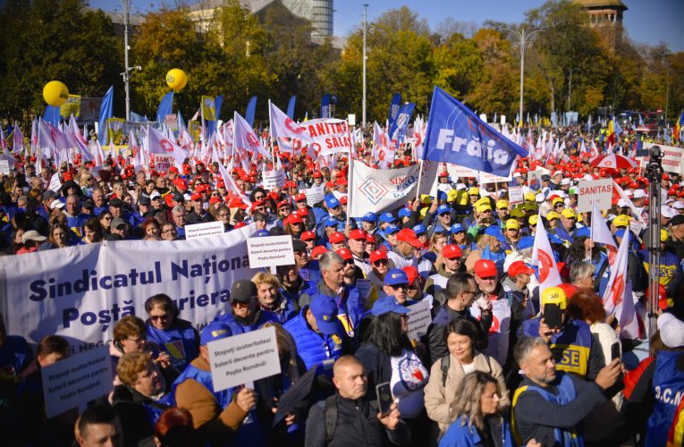 Protest la Palatul Cotroceni. Sindicaliștii cer președintelui declanșarea procedurii constituționale de mediere și oprirea austerității