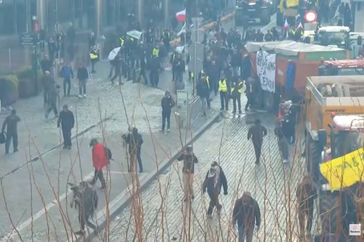 Proteste la Bruxelles: Fermierii au câștigat prima luptă. Semnarea acordului Mercosur, amânată până în ianuarie| FOTO-VIDEO