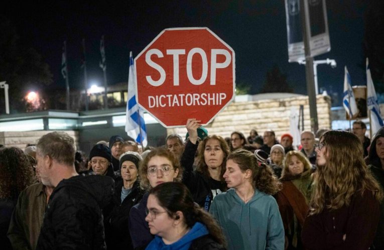 Proteste la Tel Aviv: Mulțimea cere ca Netanyahu să nu fie grațiat în dosarele de corupție