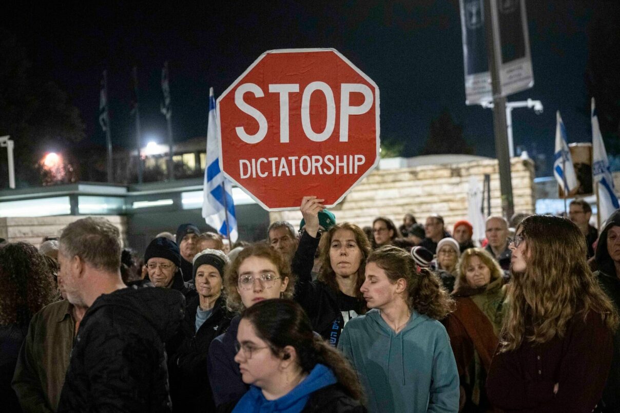 Proteste la Tel Aviv: Mulțimea cere ca Netanyahu să nu fie grațiat în dosarele de corupție