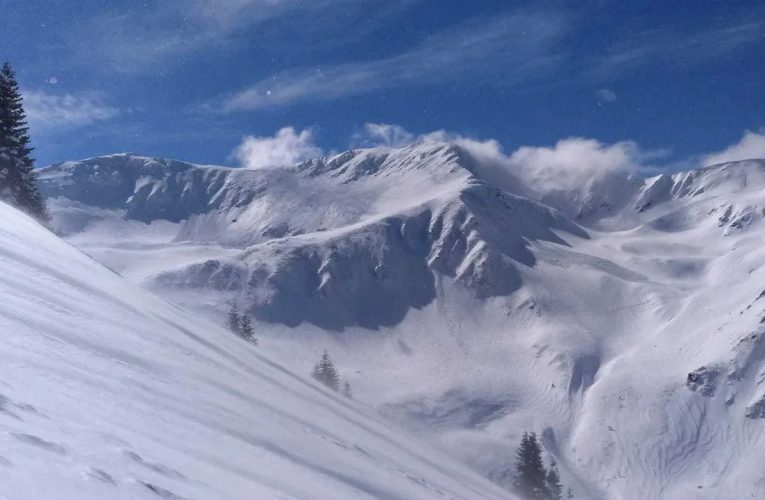 Risc moderat de avalanșe în Carpații Meridionali, stratul de zăpadă a crescut cu 15 cm
