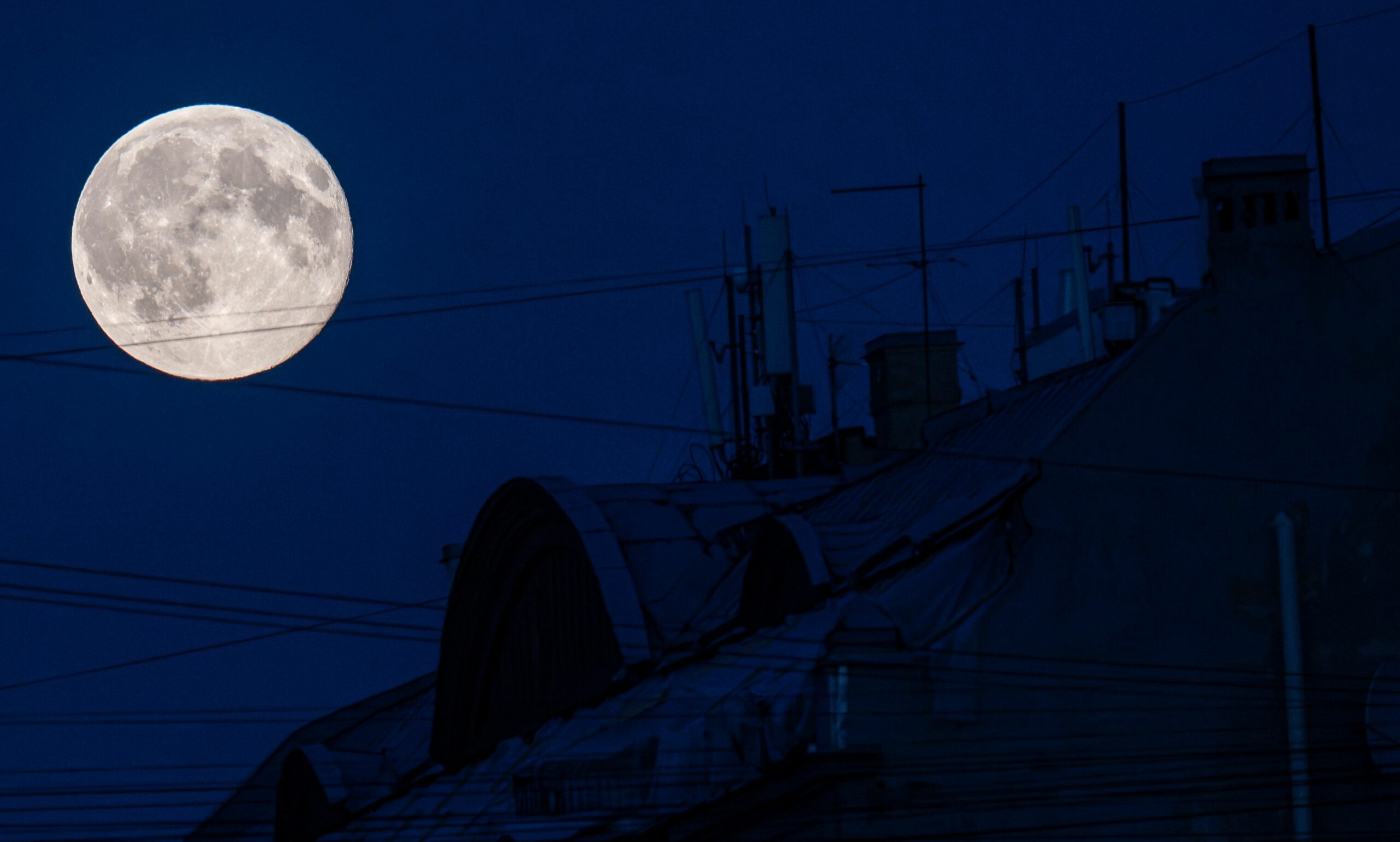 Rusia intenționează să construiască o centrală nucleară pe Lună până în 2036