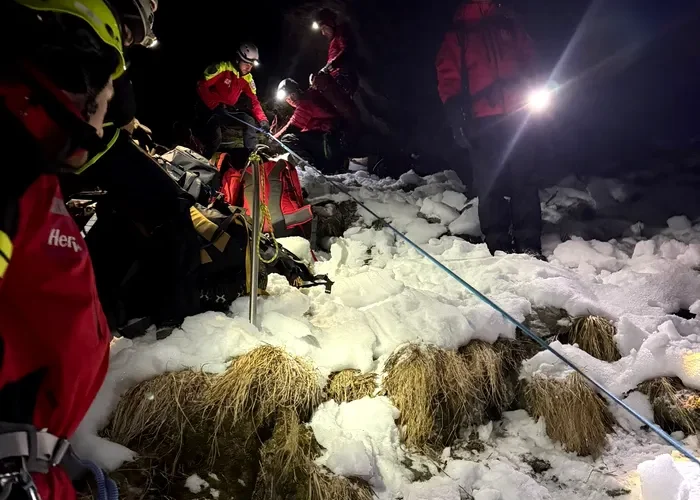 Salvare dramatică în Munții Făgăraș: 16 ore de intervenție pentru un turist căzut pe Muchia Zănoaga