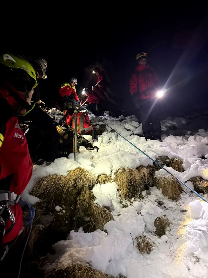 Salvare dramatică în Munții Făgăraș: 16 ore de intervenție pentru un turist căzut pe Muchia Zănoaga