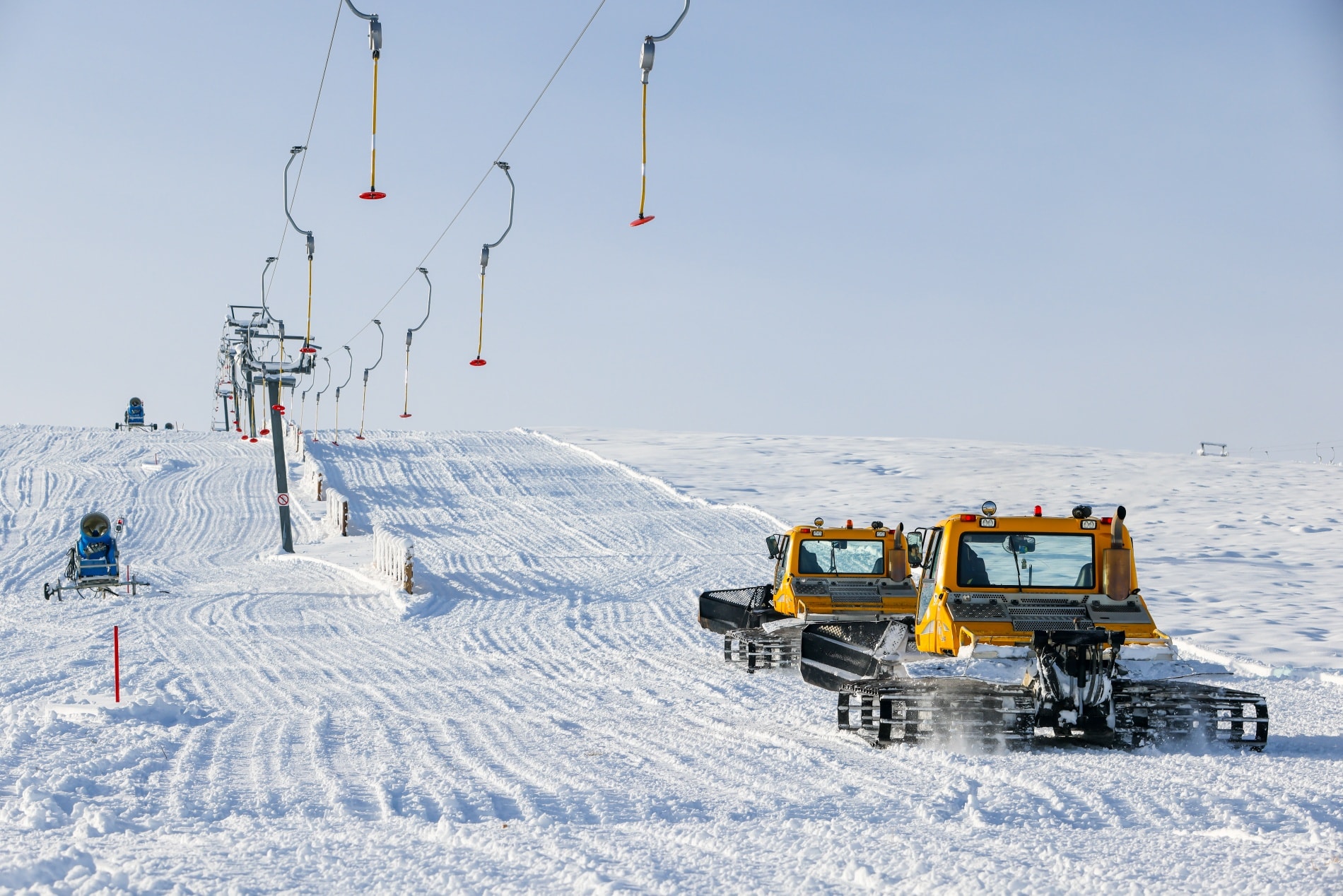 Se schiază de sâmbătă la Transalpina pe două pârtii din golul alpin