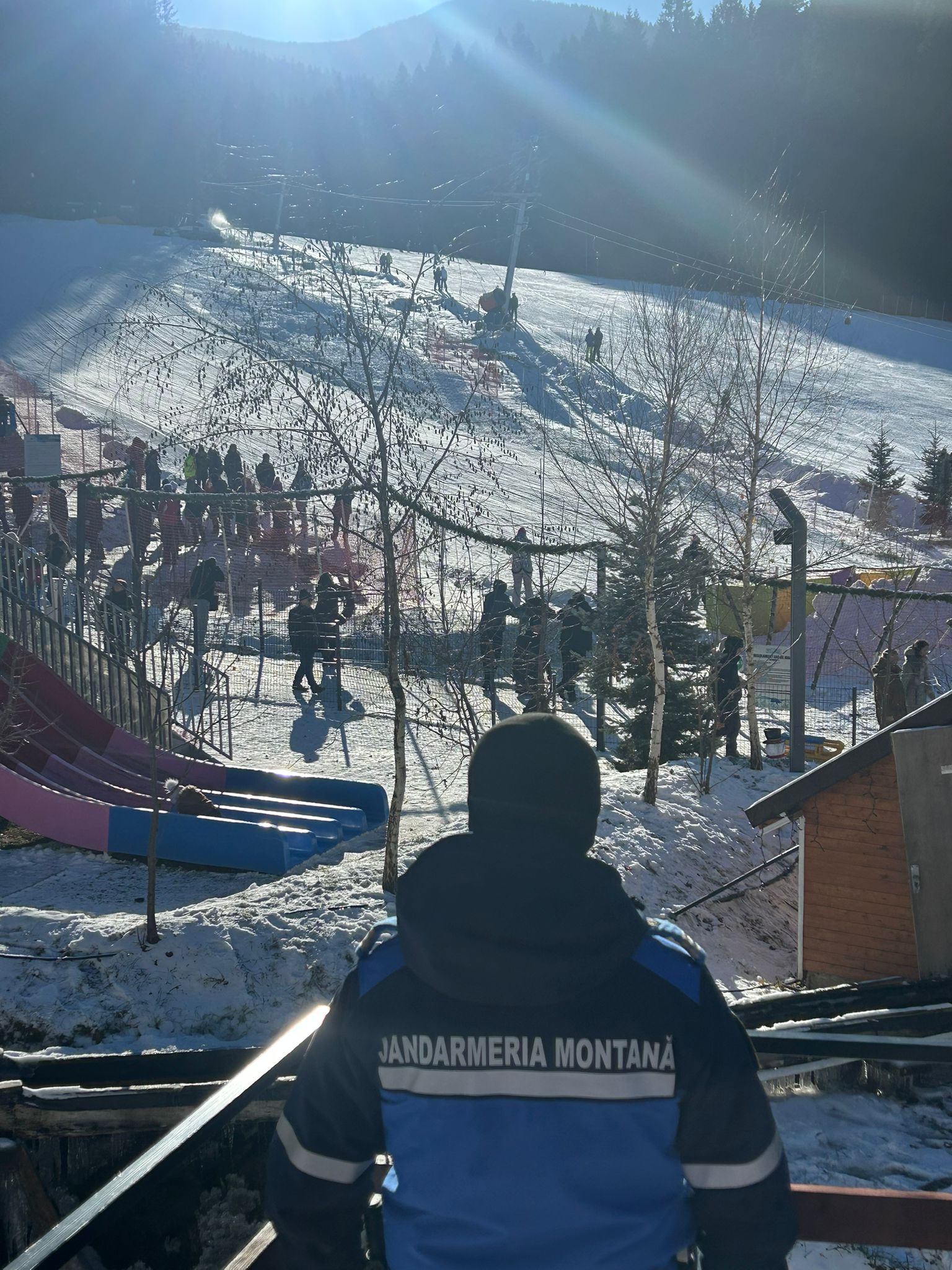 Sezonul de schi și săniuș, deschis oficial în stațiunea Durău. Jandarmii montani asigură siguranța