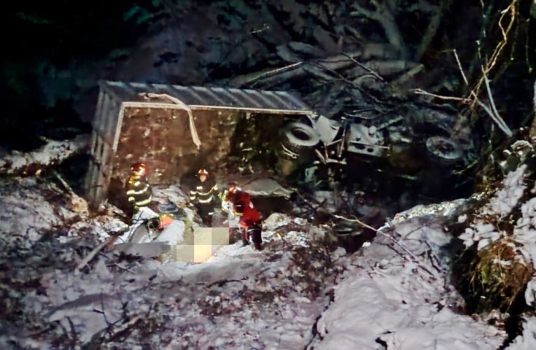 Sibiu: Camion prăbușit într-o râpă de 170 de metri. Doi bărbați au murit