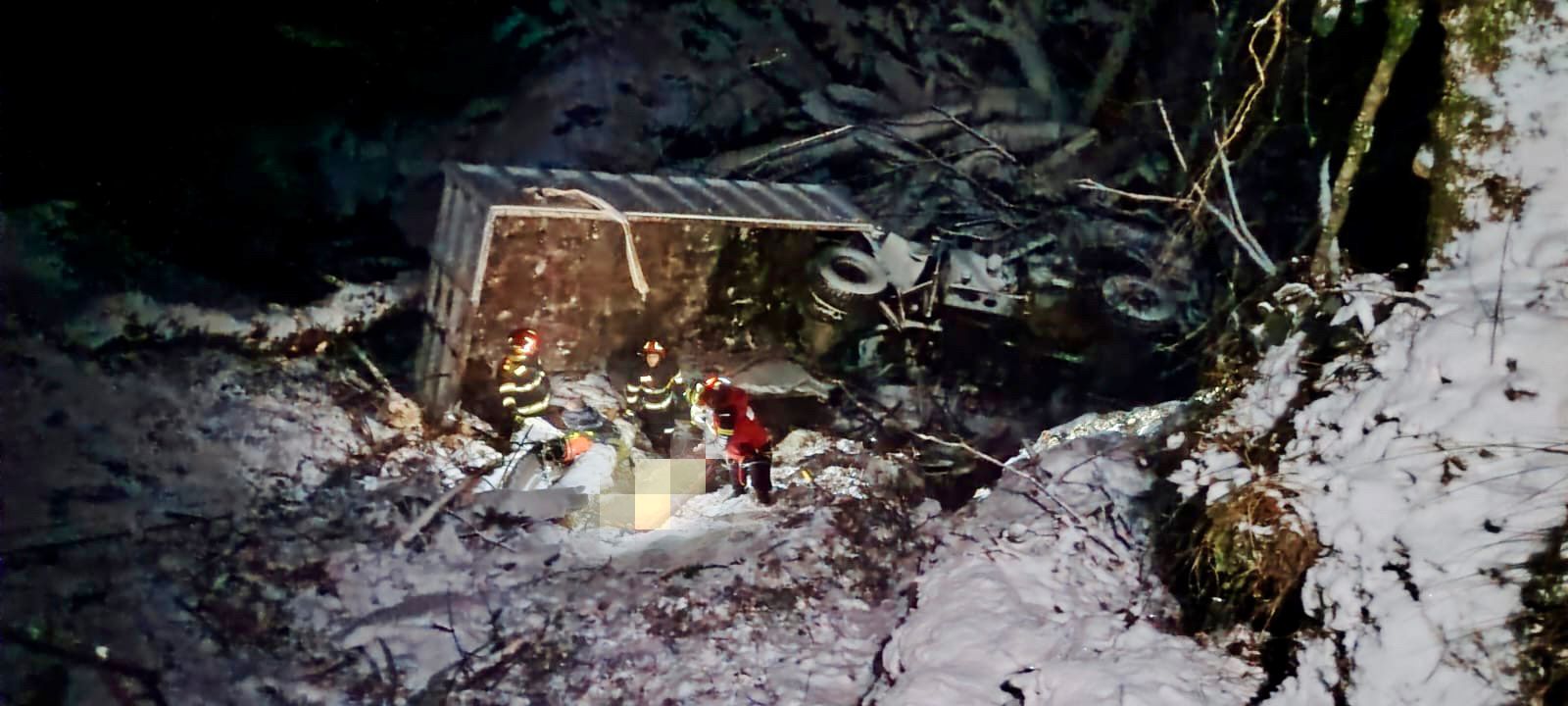 Sibiu: Camion prăbușit într-o râpă de 170 de metri. Doi bărbați au murit