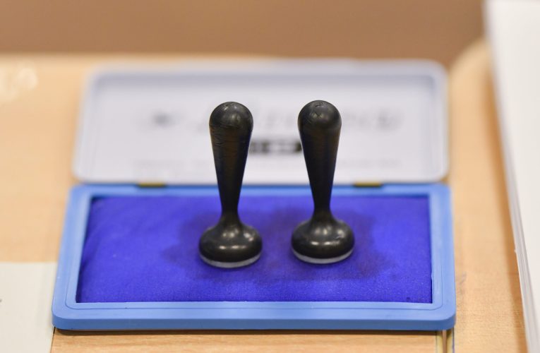 Sibiu: Două persoane au intrat în aceeași cabină de vot. Un bărbat a fost amendat