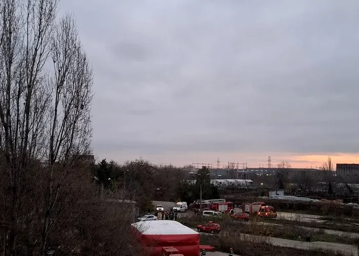 Stegarul Dac, proaspăt eliberat, s-a urcat pe o macara și strigă „Turul doi înapoi”. Mobilizare a echipelor de salvare