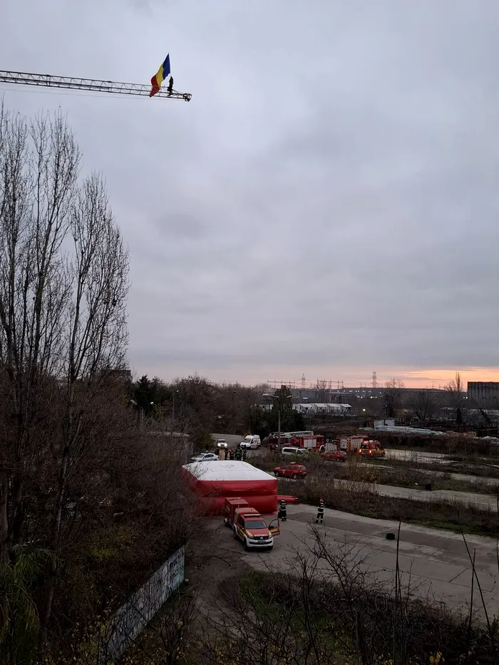 Stegarul Dac, proaspăt eliberat, s-a urcat pe o macara și strigă „Turul doi înapoi”. Mobilizare a echipelor de salvare