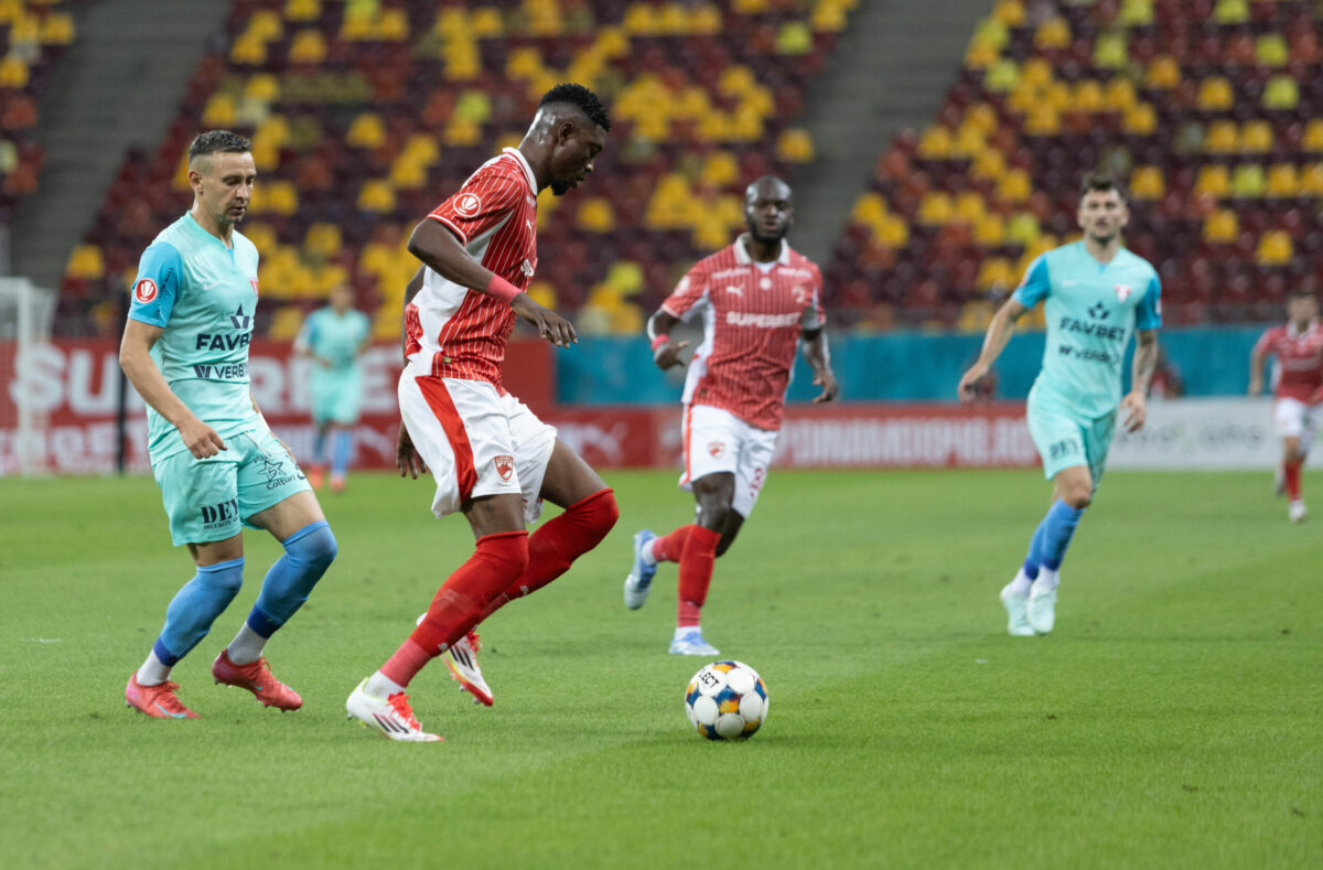 Superliga de fotbal. Dinamo a pierdut la Arad și a ratat oportunitatea de a urca pe primul loc