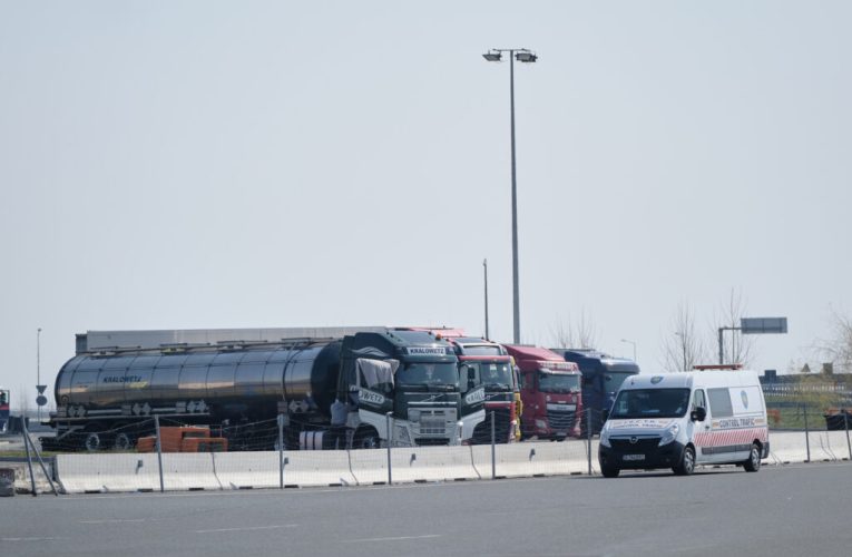 Trafic intens pentru camioane la mai multe puncte de frontieră în prima zi de Crăciun. Timpi de așteptare de până la două ore