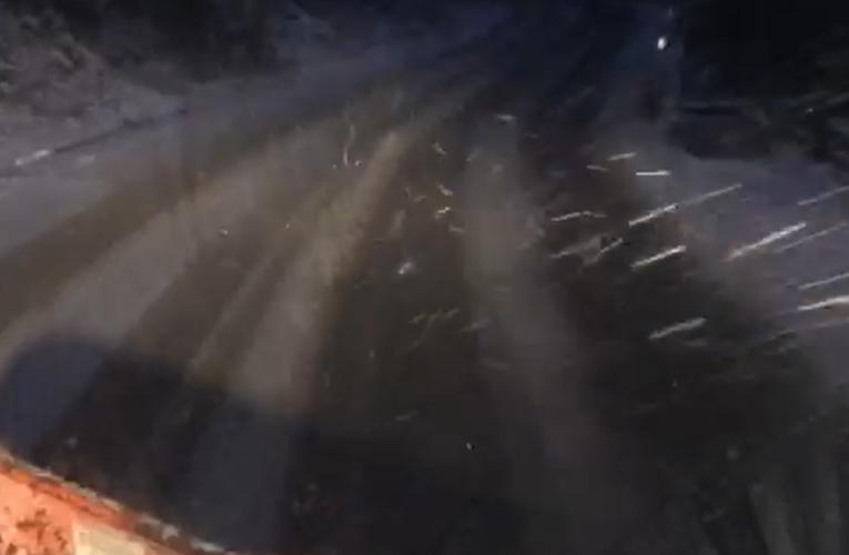 Transalpina a fost închisă din cauza viscolului. Ninge viscolit și în Pasul Prislop