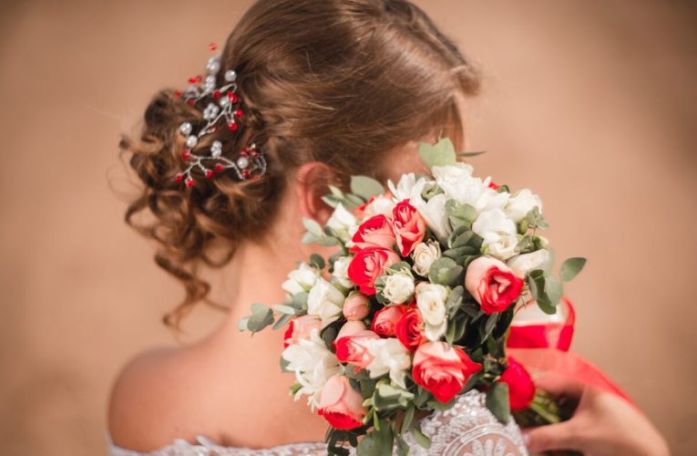 Trucurile incredibile ale experților. O coafură poate face femeile să arate mai tinere producând un „lifting invizibil al feței”