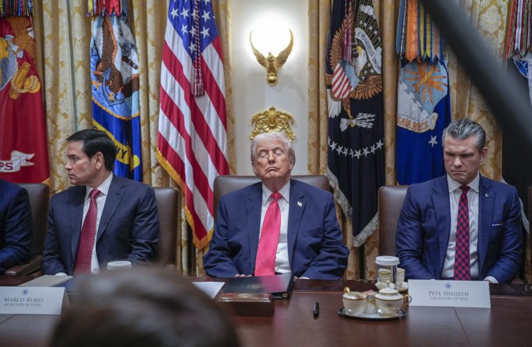 Trump, activ noaptea pe Truth Social, dar somnoros la evenimente publice