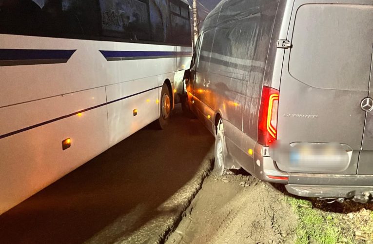 Un autocar cu 40 de elevi, implicat într-un accident pe un drum județean din Botoșani