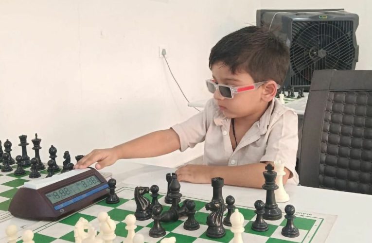 Un copil minune devine la vârsta de trei ani cel mai tânăr jucător de șah care obține un rating oficial