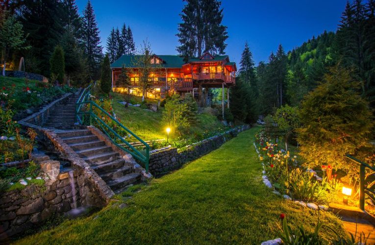 Un fost pavilion de vânătoare al lui Ceauşescu, scos la licitație pentru aproape un milion de euro. Are teren de tenis și heliport