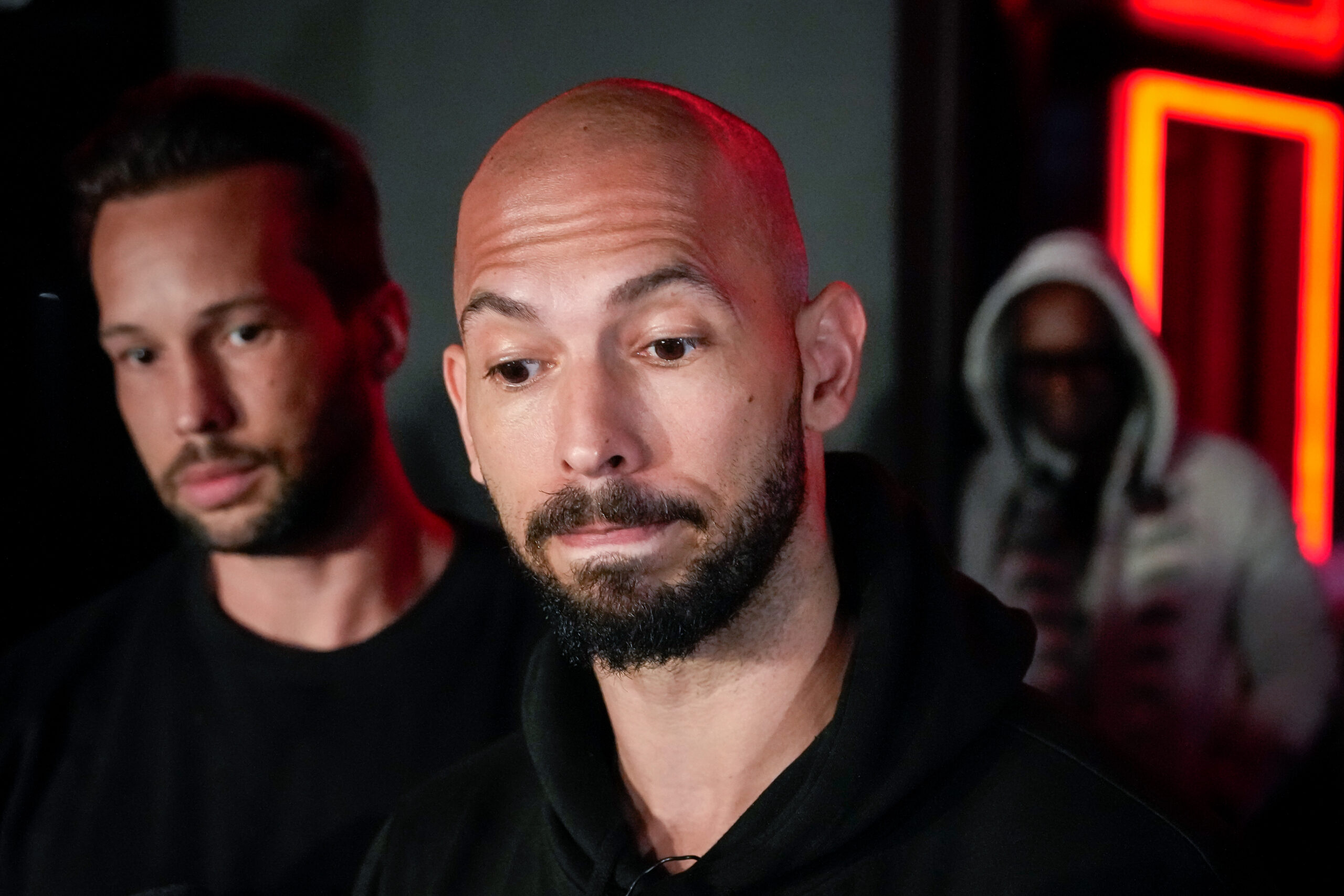 Un milion de lire sterline din averea fraților Tate, folosit pentru combaterea violenței împotriva femeilor în Marea Britanie