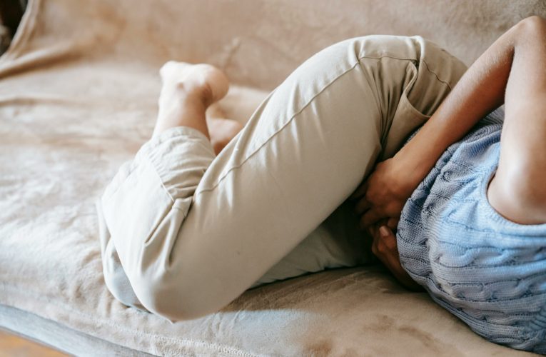 Un pas înainte: Zi liberă plătită lunar pentru femeile diagnosticate cu endometrioză. Proiectul a trecut de Senat