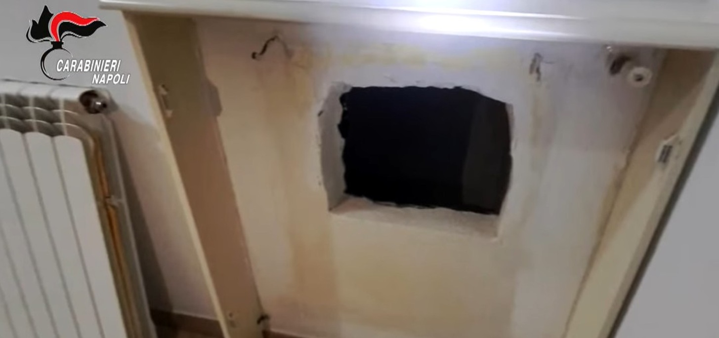 Unul dintre cei mai periculoși 100 fugari, capturat într-un apartament din Napoli. S-a ascuns 3 ani în spatele unui radiator