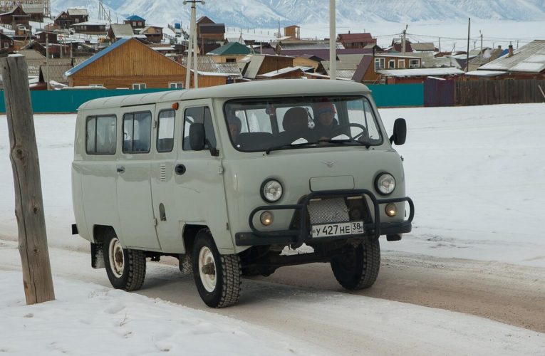 Viața în cel mai rece oraș de pe Pământ. Sute de mii de oameni poartă haine speciale, magazinele nu au frigidere