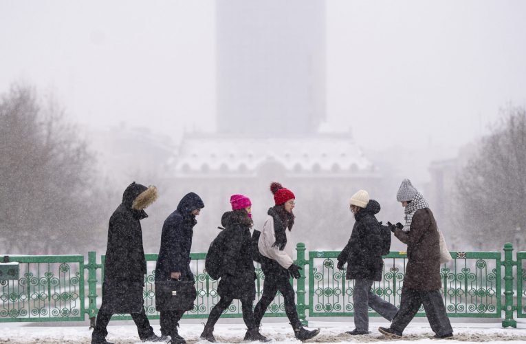 Vin ninsorile: meteorologii anunță unde va fi zăpadă de Crăciun. Jumătate de țară sub cod galben