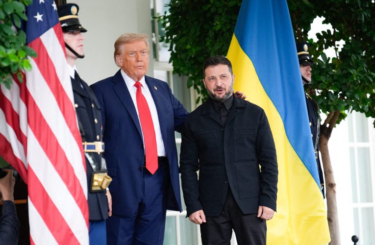 Volodimir Zelenski, îmbrăcat în costum, a ajuns la Mar-a-Lago și a fost întâmpinat de Donald Trump