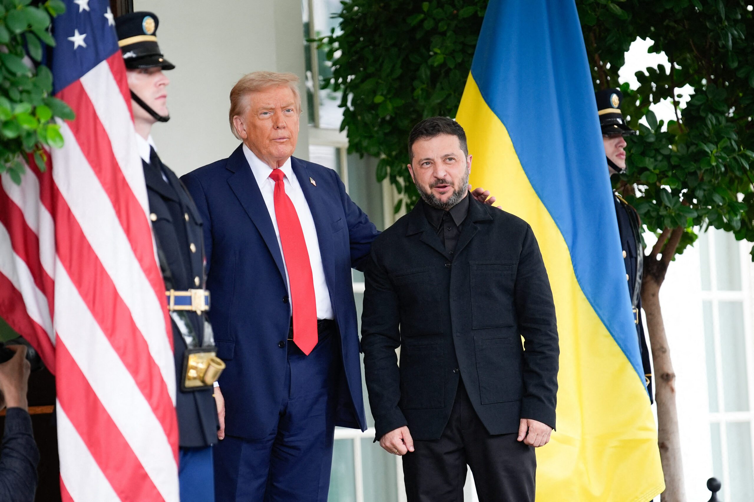 Volodimir Zelenski, îmbrăcat în costum, a ajuns la Mar-a-Lago și a fost întâmpinat de Donald Trump