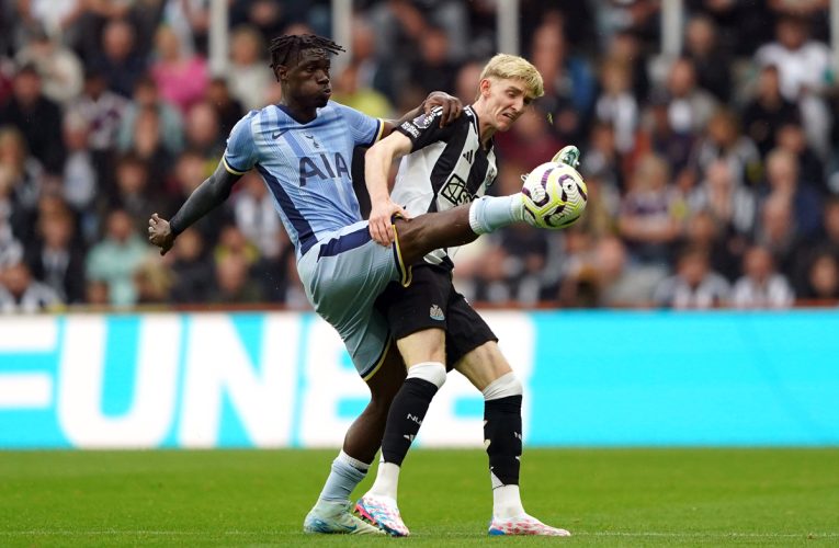 Yves Bissouma, vedeta lui Tottenham, își cere scuze după ce a fost surprins inhalând gaz ilariant