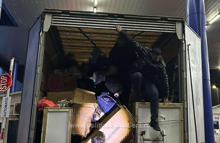 26 de migranți, ascunși într-un TIR, descoperiți de polițiștii de frontieră din Calafat