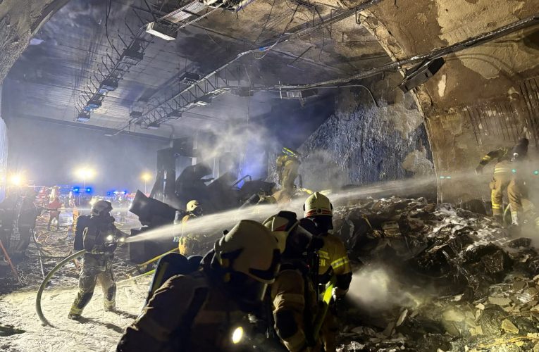 Accident cu șofer român de tir, urmat de un incendiu, pe autostrada Tauern din Austria / O porțiune importantă din tunelul Brentenberg a fost distrusă, iar circulația în zonă a fost oprită