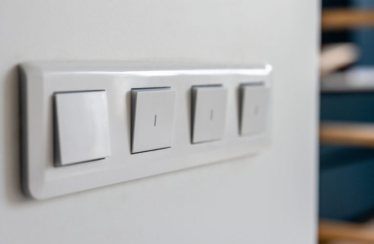 Adio lucrări și praf: Prizele modulare care se instalează pe perete în câteva minute