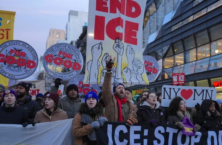 Agenții ICE au ucis o altă persoană în Minneapolis, spun oficialii, provocând ciocniri cu protestatarii