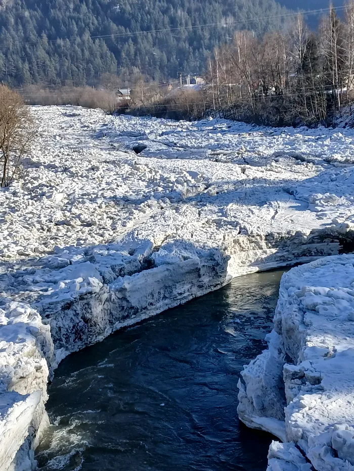 Aglomerări de ghețuri și zăpor pe râul Bistrița. Fenomenul se manifestă pe 8,9 kilometri