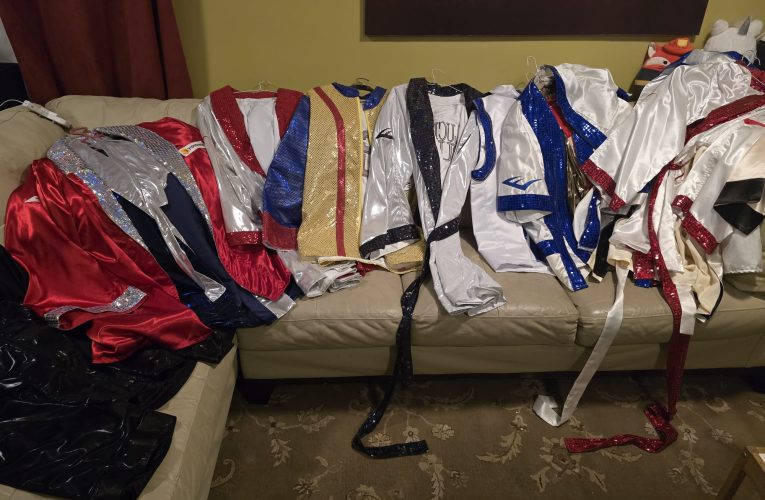 Alb și negru / Acestea au fost culorile primului echipament folosit de Lucian Bute la profesionism: „În aceste culori am debutat”