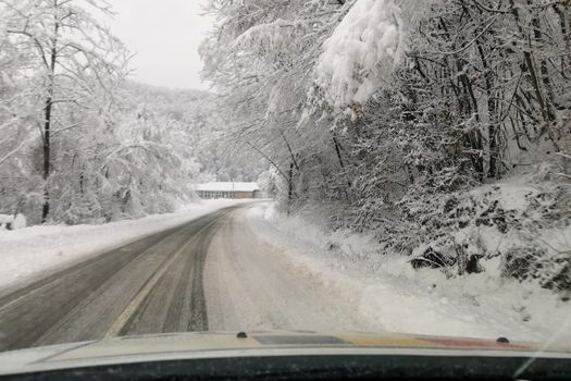 Alba: Zeci de mii de oameni fără curent și apă din cauza ninsorilor