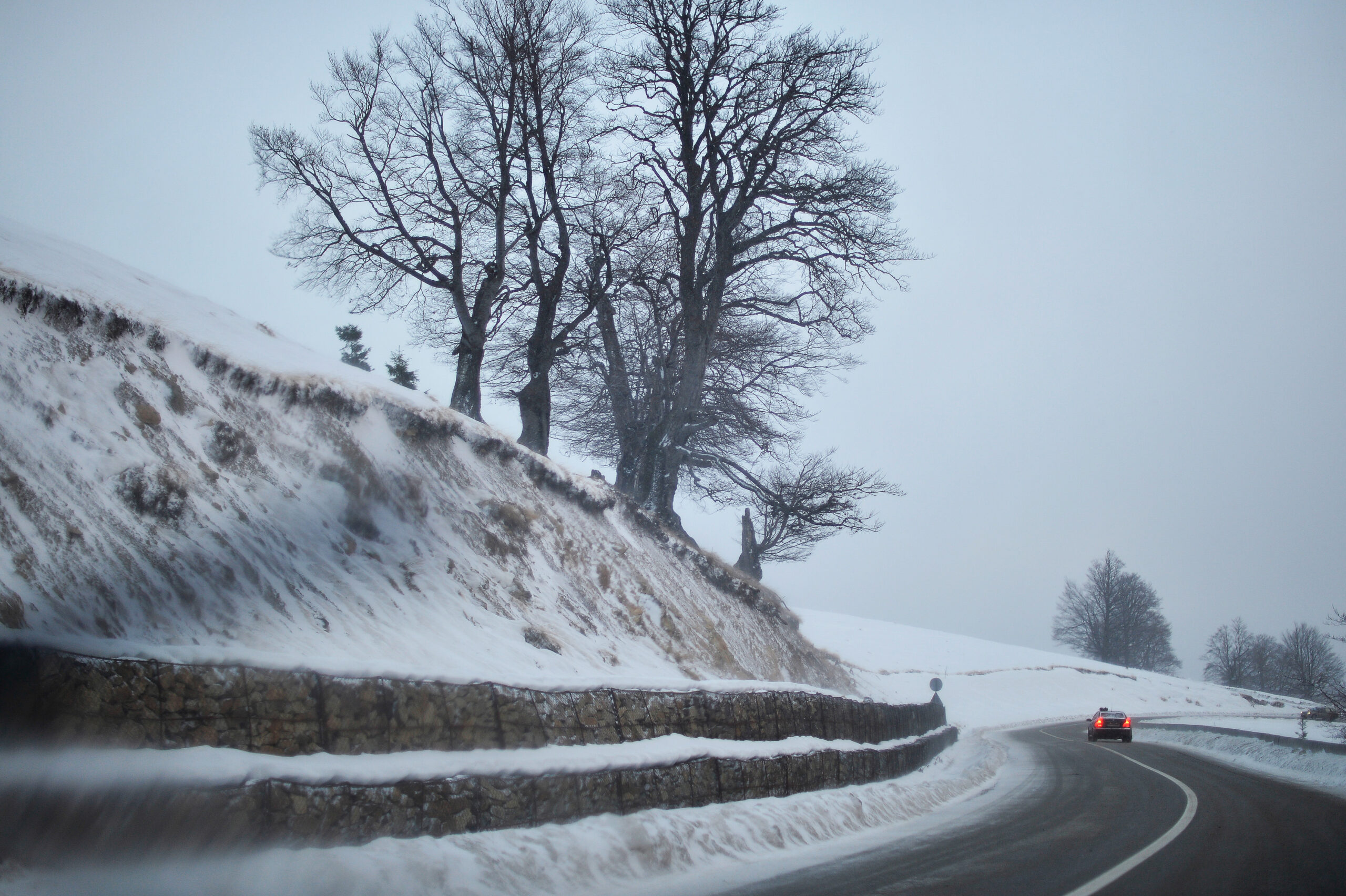Anunțul meteorologilor: Ploi, ninsori, polei și viscol în întreaga țară până luni seara